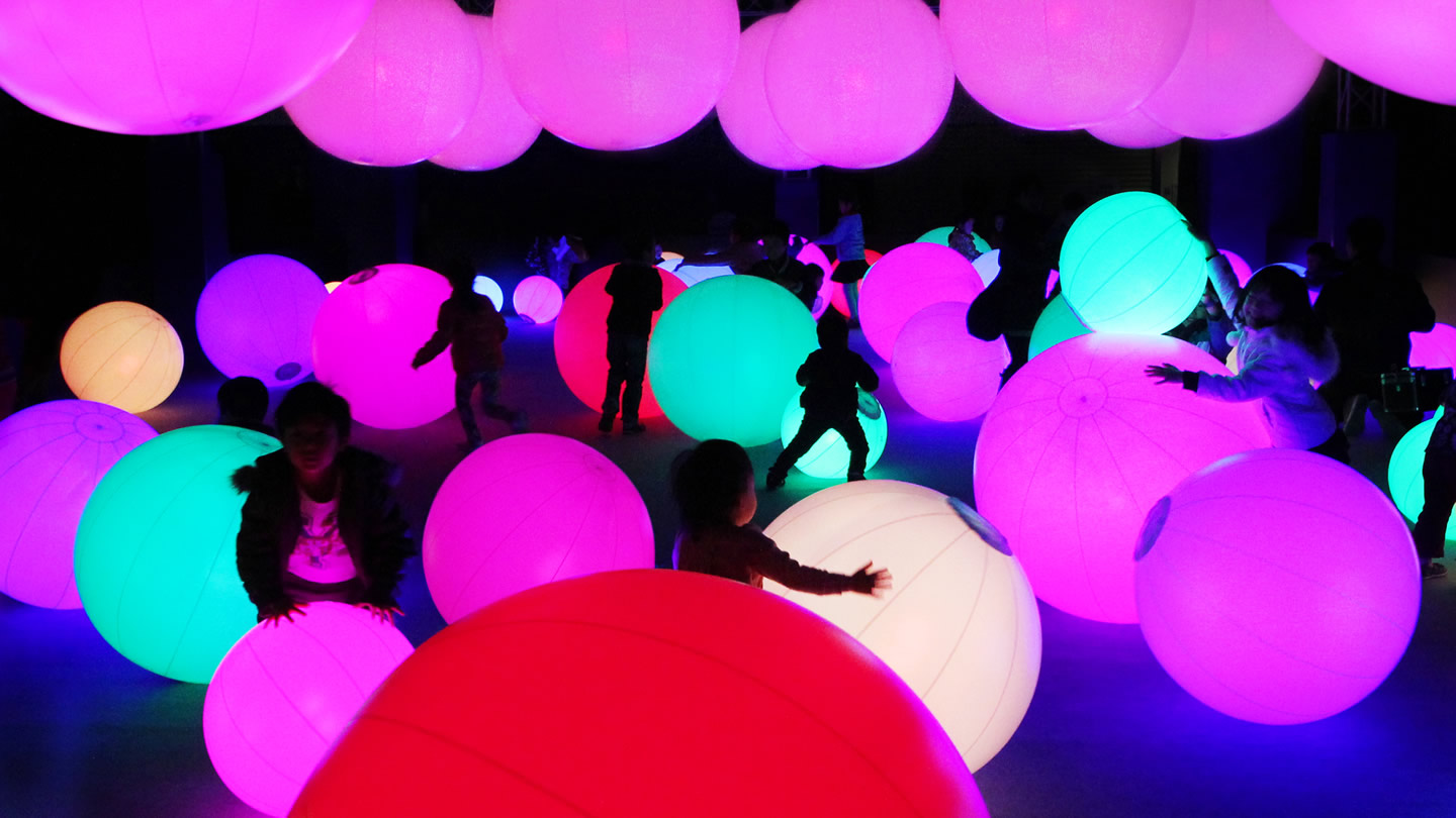 Slide 4: Light Ball Orchestra　teamLab, 2013, Sound: Hideaki Takahashi