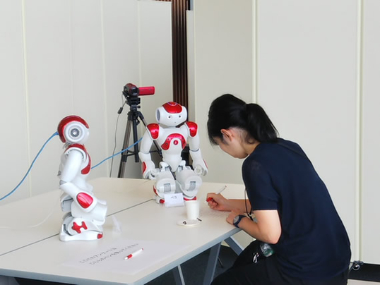 人とくらすロボットってどんな存在 人間とロボットの関係について考えよう オープンラボ 日本科学未来館 Miraikan