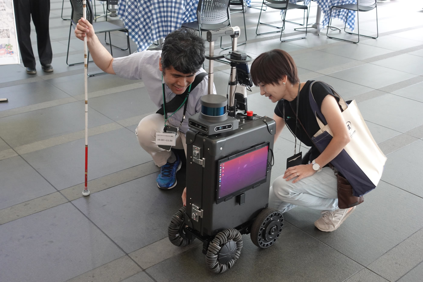 スライド 3: AIスーツケースを自由に体験する様子