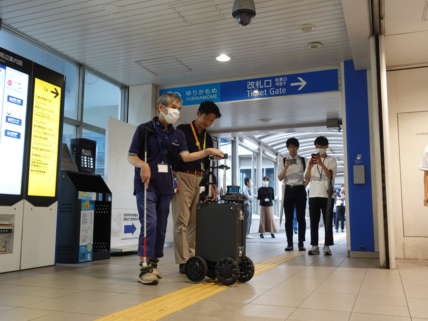 スライド 6: テレコムセンター駅のエレベータを利用し駅改札まで移動