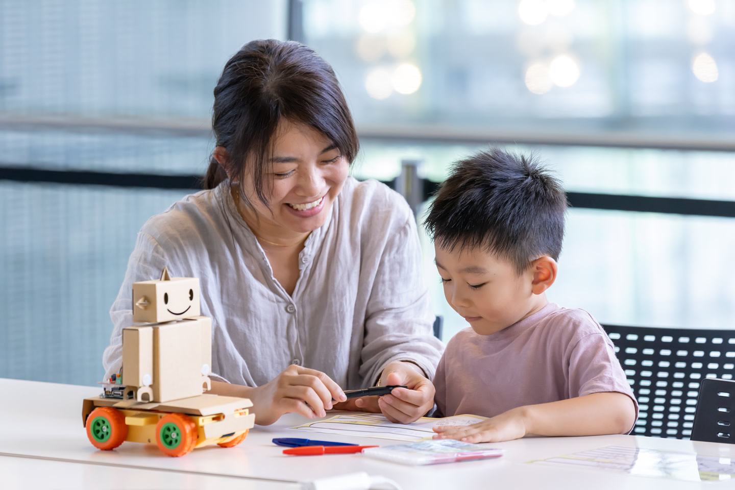 スライド 1: キミのロボット工房の体験の様子