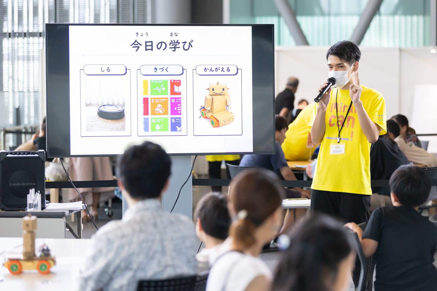スライド 2: ワークショップでの解説の様子