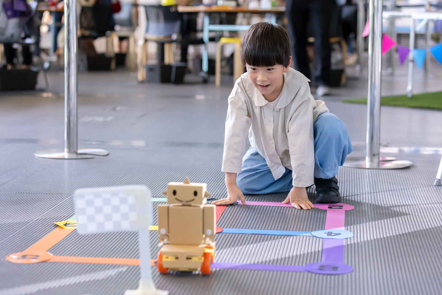 スライド 3: 相棒ロボットを動かしている様子
